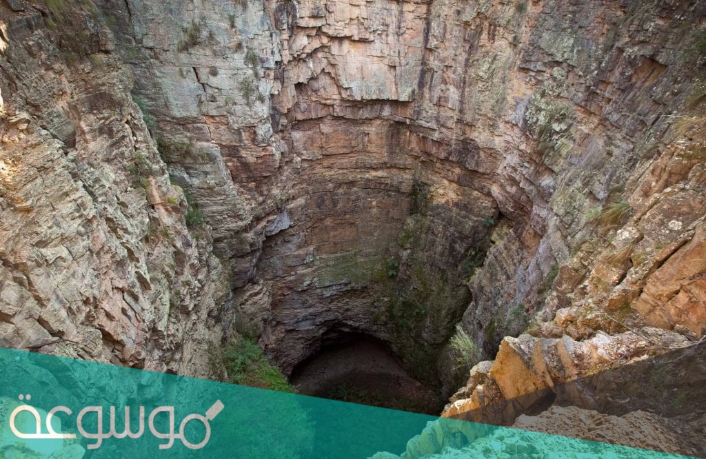 حلمت انني ساكنة في بيت فيها حفرة