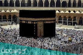 اي جهة يقع باب الكعبة المشرفة