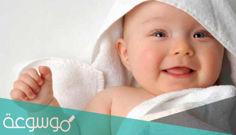 متى يجلس الطفل لوحده ونصائح لمساعدة الطفل على الجلوس