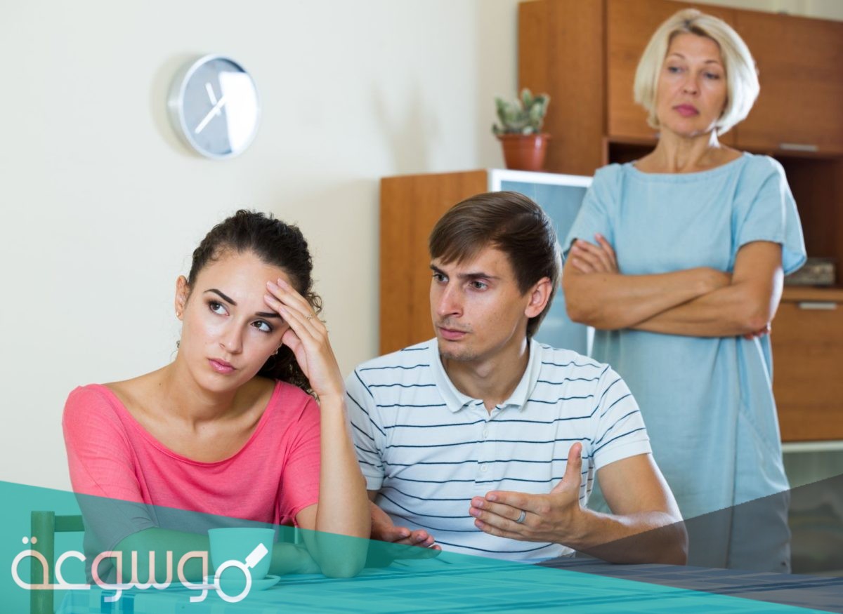 ما حكم الزوجة التي تكره أهل زوجها