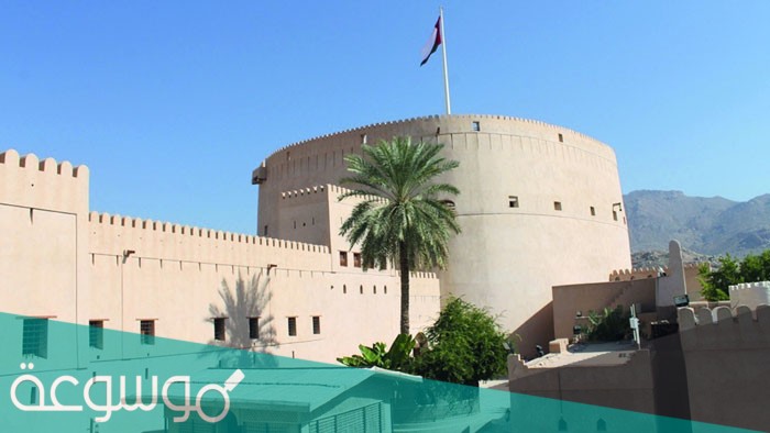 في عهد من بنيت قلعة نزوى