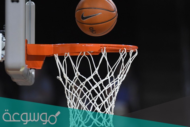 من كم لاعب يتكون فريق كره السله