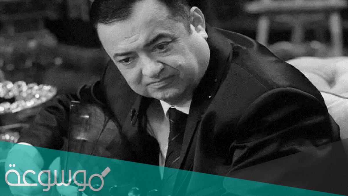 سبب وفاة الموسيقار العراقي فتح الله أحمد، يعتبر فتح الله أحمد واحد من الموسيقيين المهمين والمعروفين في دولة العراق خلال الفترات الماضية وقد قام في حياته بتقديم الكثير من الموسيقى التي أبرزت ما يمتلكه من قدرات كبيرة في التلحين وفي عرض موسيقى جديدة، كما إنه قام بتولي مناصب موسيقية مهمة في العراق، وهذا الأمر الذي ساهم في انتشار اسمه ما بين الموسيقيين العراقيين خلال السنوات الماضية، وقد توفى هذا الموسيقار الرائع في الساعات الأخيرة وهذا ما أثار الحزن في قلوب الكثيرين وجعلهم يتسائلون عن سبب وفاة الموسيقار العراقي فتح الله أحمد. الموسيقار العراقي فتح الله أحمد إن فتح الله أحمد صالح هو ملحن وكذلك موزع للموسيقى وهو عراقي وولد في الثالث والعشرين من شهر تموز للعام 1957م، كما إنه العميد السابق في معهد الدراسات الخاص بالموسيقى في دولة العراق، وقد كان القائد الخاص للفرقة الموسيقية التي تخص كاظم الساهر، ولقد قام بتوزيع أعمال عديدة له، وهو العراقي الأول الذي يقوم بتأسيس التوزيع الخاص بالموسيقى للأغاني في العراق، وقد قام بالهجرة من العراق ولم يقم بالعودة منذ خروجه في العشرين من شهر تموز في العان 2002 وهو من المقيمين في إمارة دبي. أهم أعمال الموسيقار العراقي فتح الله أحمد قام الموسيقار الكبير فتح الله أحمد بتقديم مجموعة كبيرة من الأعمال التي برزت قدراته الخاصة من خلالها، وقد كان من بين هذه الأعمال هو المقدمة الخاصة بمسلسل "الأماني الضالة، والذي يعتبر بأنه المسلسل العراقي الأشهر، حيث قام بغناء هذه المقدمة، وقد قام بإكمال لوحات كلكامش الموسيقية، وقد قدم العديد من الأعمال الاخرى التي وصلت إلى الجمهور وأعجب بها. أسباب وفاة الموسيقار العراقي فتح الله أحمد قام الفنانين العراقيين في الساعات الماضية بنعي الفنان والموسيقار العراقي الرائع فتح الله أحمد، وهذا بعد أن وافته المنية في واحدة من مستشفيات دولة الإمارات، وقد تم إرجاع سبب الوفاة إلى المضاعفات التي عانى منها نتيجة إصابته بفيروس كورونا المستجد، وقد أثار خبر الوفاة هذا الحزن في قلوب الكثيرين بعد أن تناقلته وسائل الإعلام العربية في الساعات الماضية. في نهاية هذه المقالة نكون قد تعرفنا على سبب وفاة الموسيقار العراقي فتح الله أحمد، وقمنا بسرد معلومات مهمة تتعلق بالأعمال التي قام بتقديمها فتح الله أحمد في حياته، بالإضافة إلى حديثنا عن المناصب المهمة التي قام باعتلائها في السنوات الماضية.