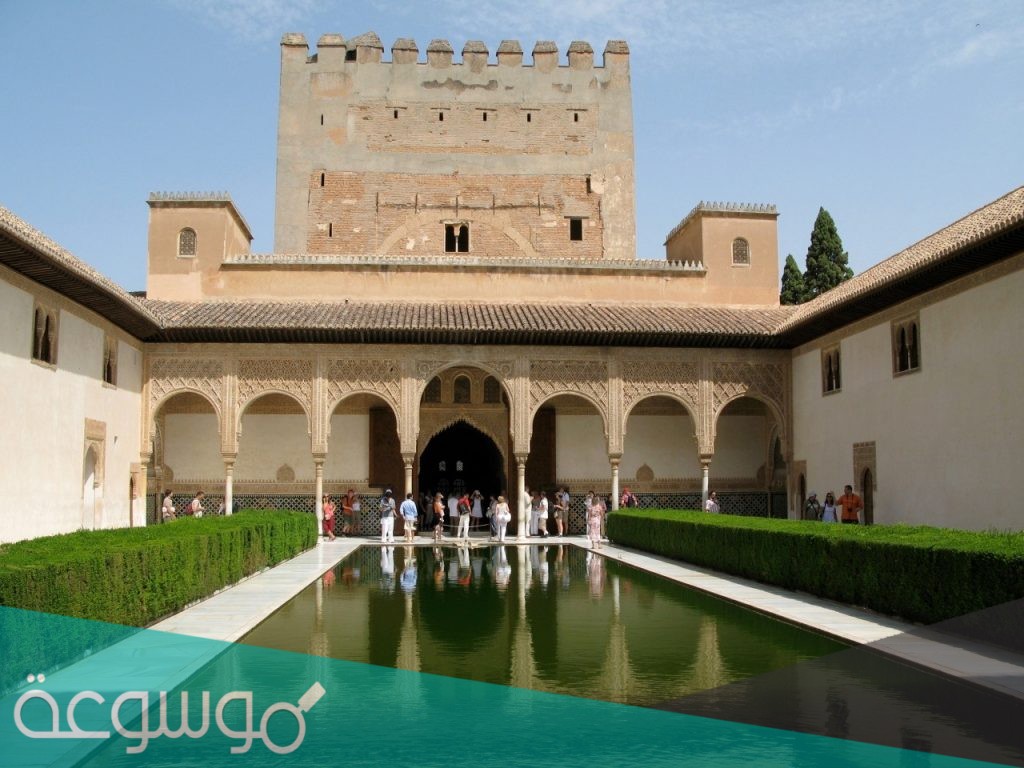 اين يقع قصر الحمراء في اسبانيا