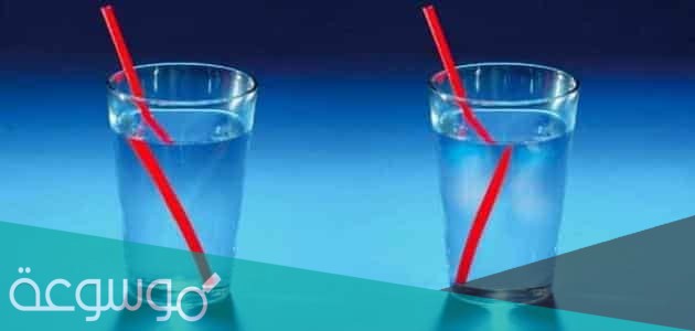 لماذا يبدو القلم مثنيا اذا وضع فى كوب ماء؟