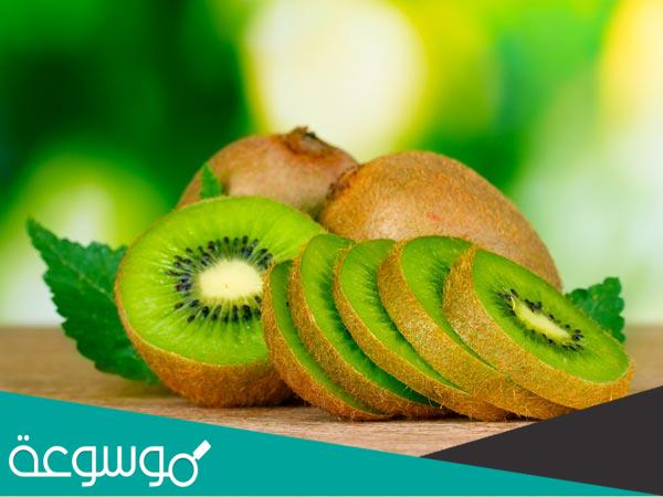 الفيتامينات والمعادن الموجودة في الكيوي وأهميتها