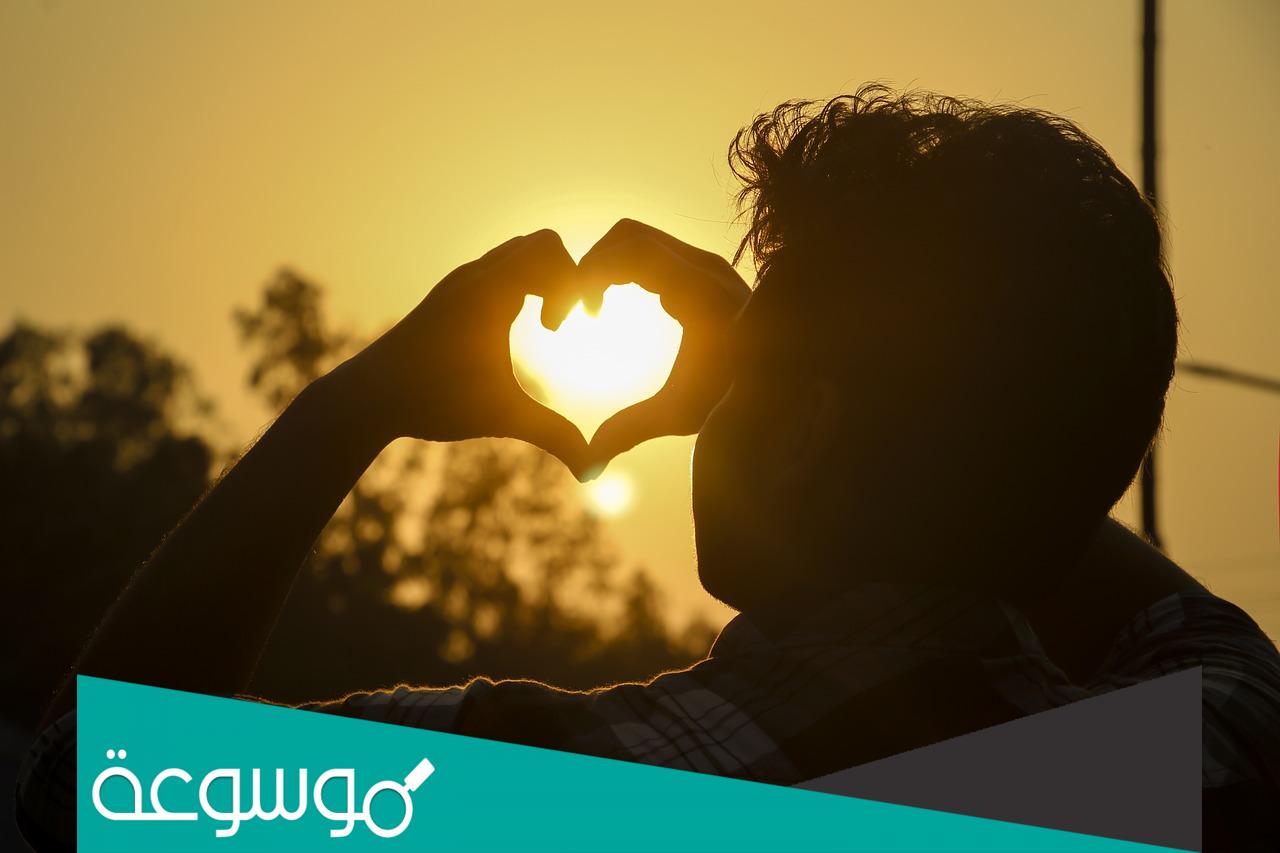 تفسير حلم شخص تحبه يبتسم لك للعزباء