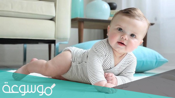 في اي شهر ينقلب الطفل