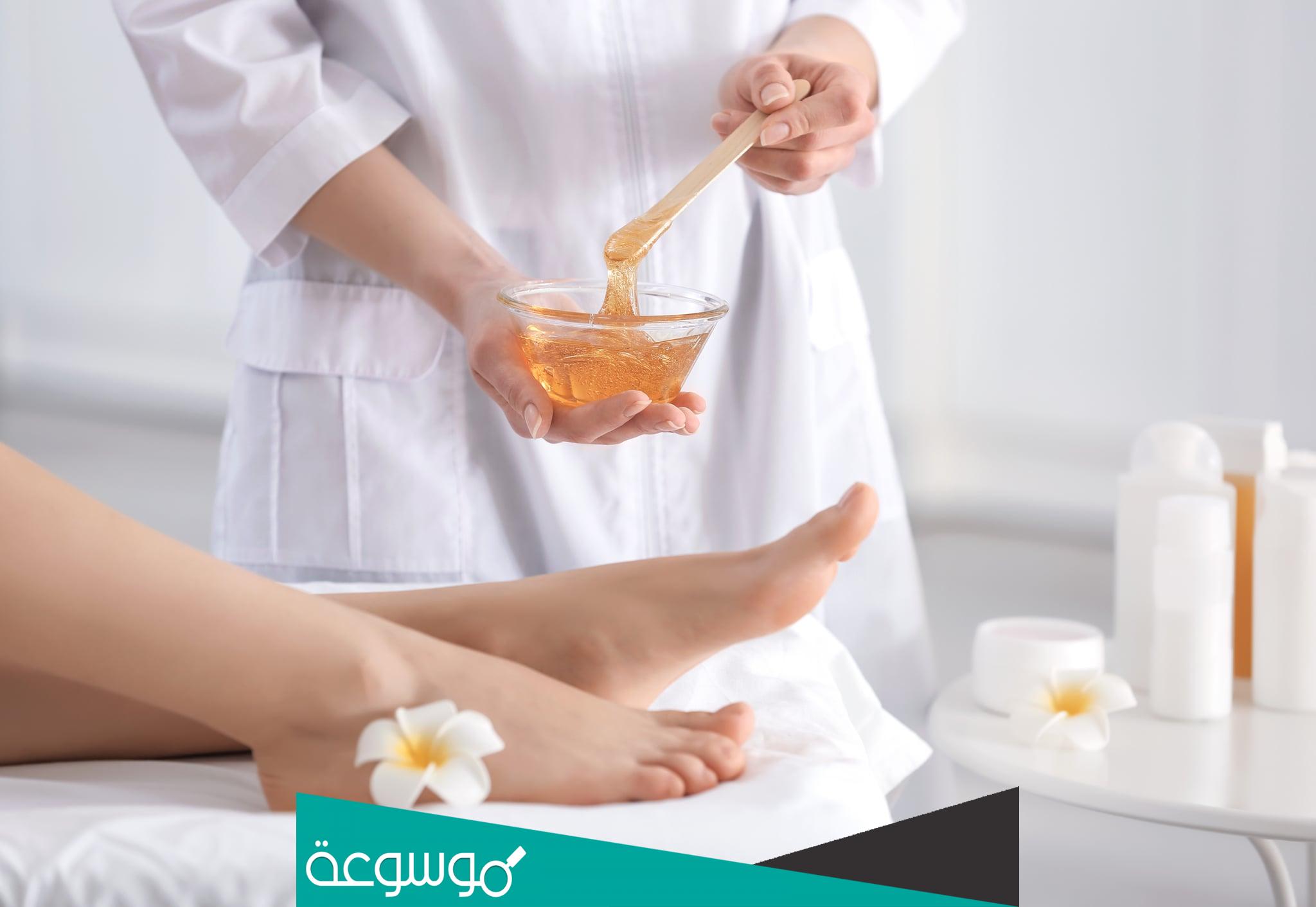 كيفية إزالة شعر الجسم بالشمع والكريمات