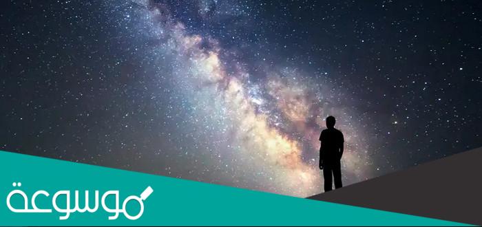 لماذا لون السماء أسود في الليل