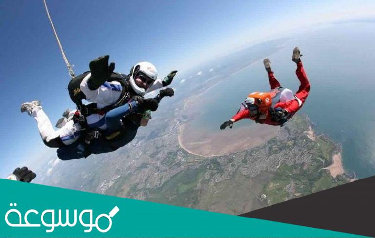 متعة القفز من المظلات في منطقة كيمر التركية