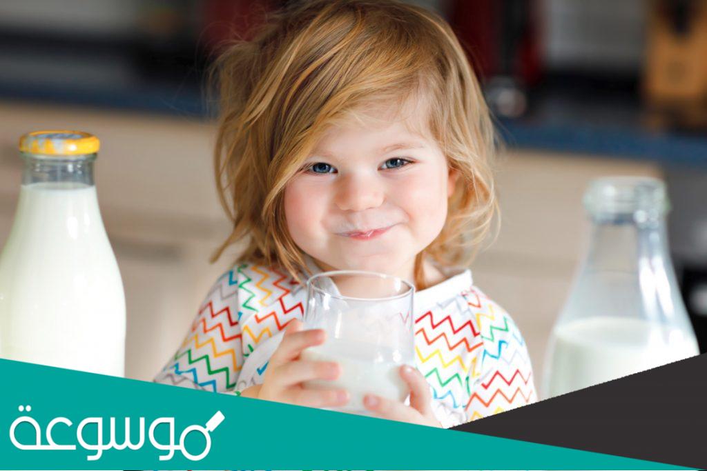 متى يشرب الطفل الحليب العادي