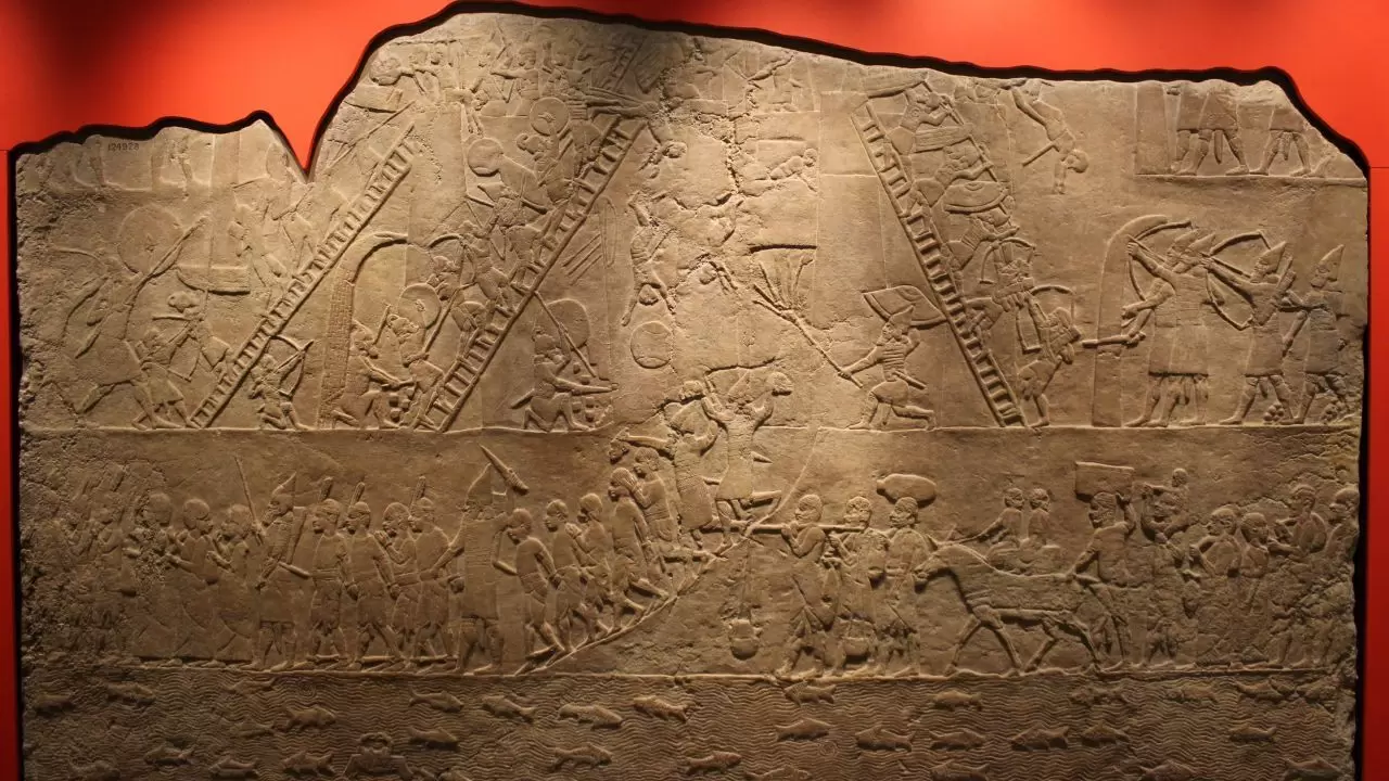أول من مارس الكتابه بالحروف