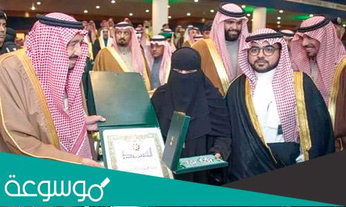 الأديبة خيرية السقاف تتوج بوسام الملك عبد العزيز