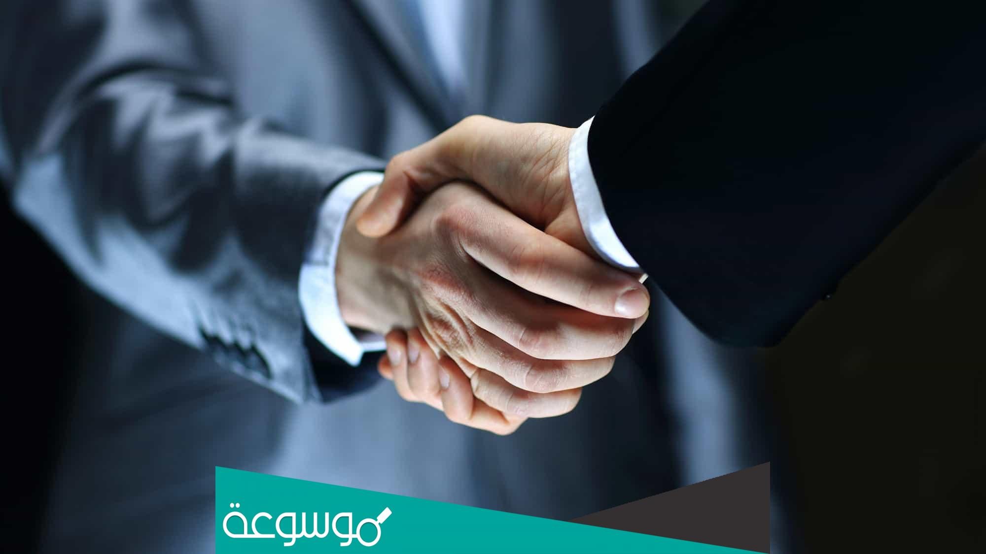 تفسير رؤية المصافحة في المنام حسب تفسير ابن سيرن والنابلسي