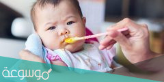 علامات تشير أن الطفل مستعد للأطعمة الصلبة