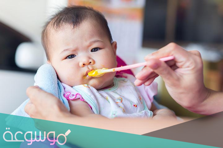 علامات تشير أن الطفل مستعد للأطعمة الصلبة