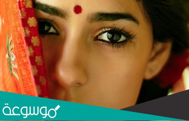 قصة النقطة الحمراء على جباة الهنود