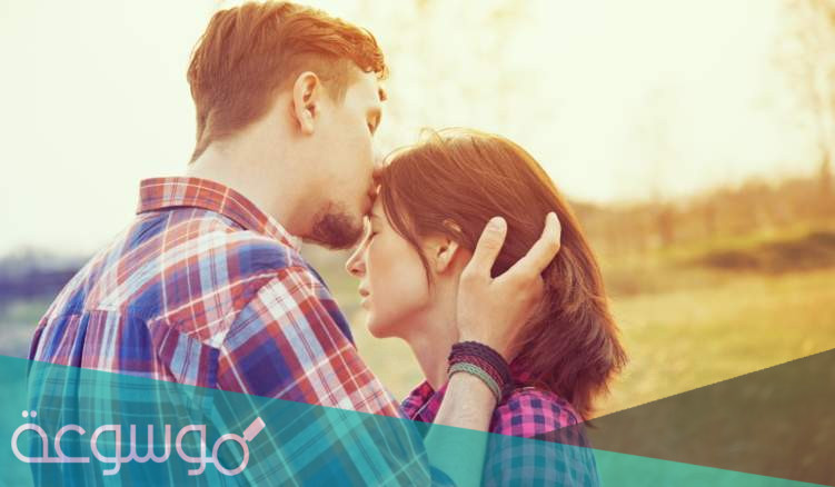 لماذا نغمض العين عند التقبيل ؟.. ومدى تأثير القبلة على الرجل