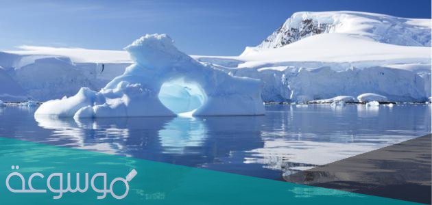 لماذا يطفو مكعب الثلج فوق الماء