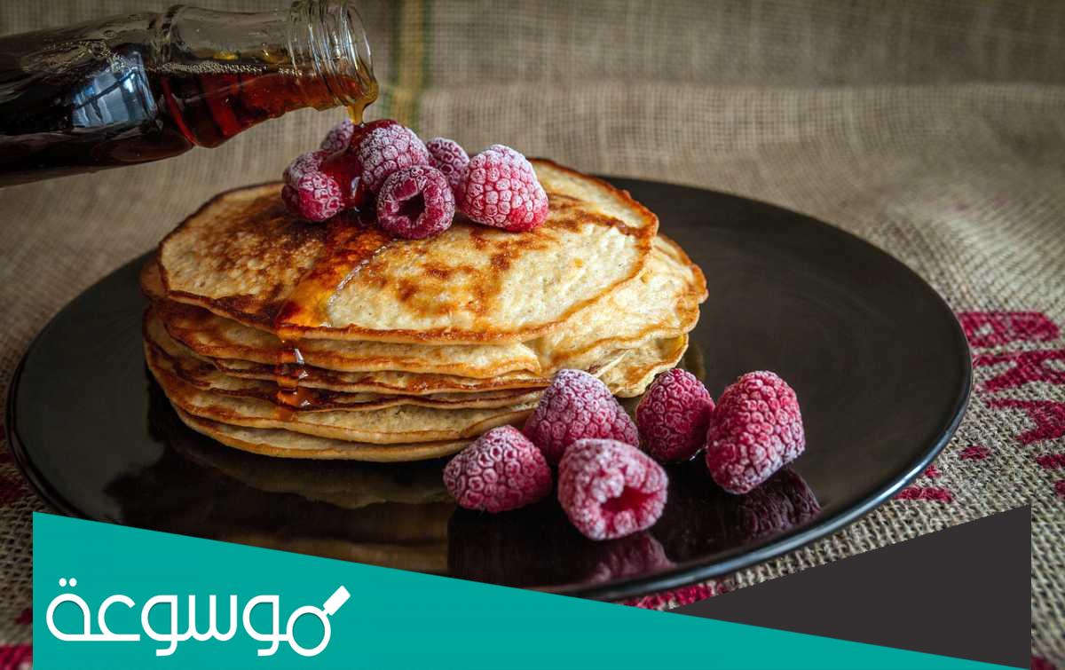 أشهر المأكولات شهرة على تيك توك واليوتيوب، تعتبر منصتي تيك توك يوتيوب واحدة من أكثر المنصات استخداما وشيوعا في الوقت الحيالي، بحيث يتم استخدامها وتداول المقاطع داخلها من قبل ملايين الأشخاص من حول العالم، ويرجع السبب الرئيسي هو نجاح تلك التطبيقات بعرض المحتوى المرئي المتنوع، بالإضافة إلى سهولة عملية الوصول إلى تلك المقاطع المرئية دون الاعتبار للزمان والمكان، وهذا ما يعد من أهم العوامل المؤثرة في سهولة استخدام تلك الطبيقات وسرعة انتشارها. أشهر طعام تيك توك ويوتيوب لف السندويشات بحشوات مختلفة المكونات: 1 رغيف تورتيلا متوسط ​​الحجم. 1 شريحة جبن شيدر. 1 بيضة مخفوقة. سجق مفتت ومطبوخ. بطاطس بني مطبوخة. طريقة الإعداد: أولاً ، يتم طهي جميع الحشوات ، ثم توضع التورتيلا على لوح تقطيع وتقطع من وسط التورتيلا إلى الحواف القريبة منك. ابدأ من الزاوية اليسرى السفلية وقم بتقطيعها باتجاه عقارب الساعة ، ثم أضف الجبن والبيض المخفوق والسجق المفتت والهاش براون في ربع التورتيلا الأول. يُمسَك الركن الأيسر تحت رغيف التورتيلا ويُطوى مع شطيرة الجبن والبيض. ثم اقلب الركن العلوي الأيسر من التورتيلا إلى اليمين واطوِه لأسفل. عند الانتهاء ، يجب أن تكون التورتيلا على شكل مثلث ، مع كل الحشوات فوق بعضها البعض. سخني مقلاة أو مكبس تسخين الساندويتش ، أو على شواية كهربائية على نار متوسطة ، وقم بتحميص التورتيلا حتى تصبح بنية اللون وتكون الحشوة ساخنة. إذا كنت تستخدمه في مقلاة أو صينية ، فتأكد من طهي شرائح التورتيلا تمامًا. مكرونة بجبنة الفيتا والطماطم المكونات: 2 طبق طماطم كرزية. 1 كراث مقطع. 3 فصوص ثوم ، مهروسة ، اختياري. 1/2 كوب زيت زيتون بكر ممتاز. ملح خشن رقائق الفلفل الأحمر الحار ، حسب الرغبة. 1 كتلة كاملة من جبنة الفيتا. 3 أغصان من الزعتر الجاف. 10 أونصات من المعكرونة. قشر الليمون ، وهو أمر اختياري. طريقة الإعداد: سخني الفرن على 400 درجة ، وفي وعاء زجاجي كبير أو طبق خبز متوسط ​​الحجم ، اخلطي الطماطم والكراث والثوم و 3/4 كمية زيت الزيتون ، أضيفي الملح ورقائق الفلفل الأحمر واخلطيهم. ضعي كتلة جبنة الفيتا في وسط خليط الطماطم ورشيها بما تبقى من زيت الزيتون ، ثم رشي الزعتر فوق الطماطم. تُخبز المعكرونة في غضون 40 إلى 45 دقيقة ، حتى تنضج الطماطم ويصبح الجبن ذهبيًا على السطح. في هذه الأثناء ، في قدر كبير من الماء المغلي مع الملح ، تُطهى المعكرونة وفقًا لتوجيهات العبوة ، احتفظي بنصف كوب ماء قبل صبها. داخل صينية الطماطم والفيتا ، أضيفي المعكرونة المطبوخة وماء المعكرونة المملح وقشر الليمون إلى القدر وقلبي حتى تمتزج المكونات.[2] بان كيك بايتس صغير المكونات: من 1 كوب إلى 1 1/2 كوب أو 6.75 أوقية أو 190 جرام دقيق لجميع الأغراض. 2 ملاعق كبيرة من السكر. 1 ملعقة صغيرة بيكنج بودر. 1/2 ملعقة صغيرة من صودا الخبز. 1/2 ملعقة صغيرة ملح ناعم. 1 كوب حليب. 2 بيض كبير. 1/4 كوب زبدة مذابة. 1 ملعقة صغيرة من سائل الفانيليا. طريقة الإعداد: في وعاء صغير ، اخلطي الدقيق والسكر والبيكنج بودر وصودا الخبز والملح. في وعاء منفصل ، اخلطي الحليب والبيض والزبدة وسائل الفانيليا. اخلطي المكونات السائلة في الوصفة حتى يمتزج الطحين الجاف. لا تفرط في خلط الخليط حتى لا يفسد. للحصول على نتيجة أفضل وأكثر شيوعًا ، يجب ترك الخليط ليرتاح لمدة 5 دقائق على الأقل أو 30 دقيقة كحد أقصى. سخني الشواية على نار متوسطة ، ثم أضيفي كمية قليلة من الزبدة الصلبة ولفيها لتغطي الشواية ، قبل إضافة خليط البانكيك ، امسحي الدهون الزائدة. تُسكب عجينة البان كيك على شكل دوائر صغيرة تشبه اللدغات على السطح مدهون بالزبدة ، مع الحرص على ترك مسافة كافية بين الفطائر حتى تنضج. بعد حوالي 30 ثانية ، أو بعد أن تبدأ الفقاعات في السقوط ، تقلب. يُطهى حتى يصبح الوجه الثاني بنيًا أو ذهبيًا ، بعد ذلك يُرفع البان كيك من على النار ويوضع في طبق التقديم. تأكد من أنها دافئة وليست ساخنة قبل إضافة المنكهات مثل صوص الشوكولاتة أو الكراميل أو شراب القيقب مع الزبدة.[3] طعام tik tok خبز كلاود المكونات: 3 بياض بيض. 30 جرام من السكر الأبيض ، أو حوالي ملعقتين إلى ملعقتين ونصف. 10 جرامات من نشا الذرة ، ما يقرب من 1 ملعقة كبيرة. طريقة الإعداد: في وعاء ، اخفقي بياض البيض حتى يصبح رغويًا ، ثم أضيفي السكر ونشا الذرة واخلطيهم حتى يتشكل الخليط. ضعي الخليط على ورقة خبز على شكل قباب واخبزيها لمدة 25 دقيقة على 300 درجة فهرنهايت. يمكنك أيضًا صنع الخبز السحابي لنظام كيتو الغذائي عن طريق عدم إضافة السكر ونشا الذرة وإضافة صفار البيض إليها.[4] الشوفان المخبوز المكونات: رذاذ الزيت النباتي. 1/2 كوب شوفان مطحون. 2 حبة موز مقطعة إلى شرائح 1 بيضة كبيرة. نصف كوب من الحليب المفضل لديك. 1 ملعقة كبيرة من شراب القيقب. 3/4 ملعقة صغيرة من مسحوق الخبز. 2 ملاعق كبيرة من شوكولاتة نوتيلا. طريقة الإعداد: سخني الفرن إلى 350 درجة مئوية. دهن صينية خبز صغيرة بالدهن. في الخلاط ، يُطحن الشوفان حتى يصبح مسحوقًا ناعمًا ويوضع جانبًا. في وعاء متوسط ​​الحجم ، اهرسي موزة حتى تصبح ناعمة. يخفق البيض مع الحليب وشراب القيقب. نضع الشوفان المطحون مع البيكينج باودر حتى يصبح مثل الخليط. نضع كمية من النوتيلا وتوضع في أماكن مختلفة في جميع أجزاء الخليط. باستخدام سكين الزبدة ، قلّبي نوتيلا في الخليط ، وقطّعي باقي الموز إلى شرائح وضعيها على الخليط. نخبز الخليط في الفرن حتى يصبح لونه ذهبي ويستغرق حوالي نصف ساعة.[5] أغرب طعام تيك توك تفاح الخردل: في الآونة الأخيرة ، انتشرت وصفات غريبة على Tik Tok ، مما دفع الكثيرين للتجربة ، ومن أغرب هذه الأطعمة على TikTok طريقة تناول التفاح مع الخردل أو الخردل. هذه الوصفة مفضلة لمن يحبون خلطة الحلويات والمالحة. الشوكولاتة الداكنة والبيض: يتم الجمع بين هذين المكونين فقط دون أي خبز. كل ما عليك فعله هو سلق البيض إلى الدرجة المطلوبة. ويفضل أن يكفي الغليان حتى يتماسك البيض. يتم تحضير قالب من الشوكولاتة الداكنة المفضلة لديك. اقسموا البيضة وأضفوا مربعات الشوكولاتة الداكنة إليها ، وأعتقد أنه لا يوجد الكثير ممن يحبون هذه الوصفة. وصفات تيك توك قهوة دالغونا المكونات: 2 ملاعق كبيرة من السكر الخشن. 2 ملاعق كبيرة من القهوة سريعة الذوبان. 2 ملاعق كبيرة من الماء البارد. ثلج وحليب للتقديم. طريقة الإعداد: في وعاء متوسط ​​الحجم ، اخلطي السكر مع القهوة مع الماء ، وباستخدام الخلاط اليدوي ، يخفق الخليط بقوة حتى يصبح قشديًا ، ناعمًا ولامعًا ، ويستمر في الخفق حتى يتكاثف الخليط ويصبح على شكل رغوة ، يستمر الخفق باليد لمدة 8 إلى 12 دقيقة تقريبًا حتى يصل الخليط إلى التورم المطلوب. يملأ كوبًا بالثلج والحليب ، ثم يضاف إليه خليط البن المخفوق ، ويخلط قبل الشرب.[7] بيض مقلي بالبيستو المكونات: شريحة خبز مقرمشة. 1 ملعقة كبيرة معجون بيستو. 1 بيضة كبيرة. ملح خشن فلفل أسود مطحون طازجاً. طريقة الإعداد: من خلال فنجان أو سكين تقشير ، يتم عمل ثقب في وسط الخبز. في مقلاة صغيرة غير قابلة للالتصاق ، سخني معجون البيستو حتى يصبح شفافًا ، أضيفي قطعة من الخبز ثم كسر بيضة في الفجوة الموجودة في الخبز. يُطهى لمدة 3 دقائق تقريبًا ، ثم يُقلب ويُطهى لمدة دقيقة أخرى للحصول على بيضة مطبوخة ، ثم يُنقل إلى طبق التقديم ويُرش بالملح والفلفل في كلٍّ منهما.[8] نظرا لما أشرنا له سابقا حول الأسباب المتعلقة بسرعة تداول وانتشار المقاطع المرئية المتعلقة بمنصتي تيك توك ويوتيوب، بالإضافة إلى بيان وتوضيح بعض الموصفات من حيث المقادير وطريقة الإعداد، وهذا ما يسهل على القارىء القيام بها بالشكل المطلوب.