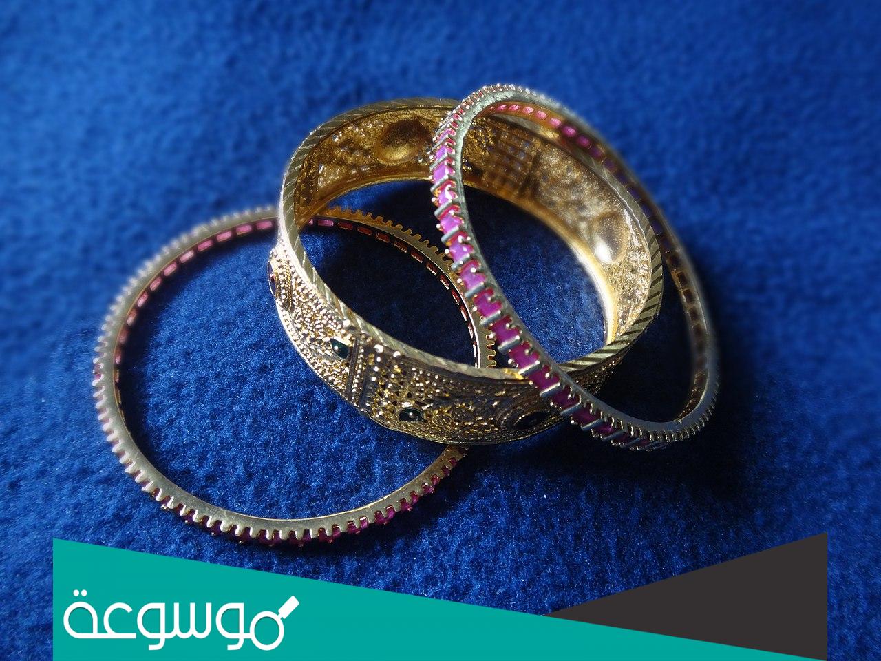 تفسير رؤية الأساور المعدن في المنام للمرأة والرجل