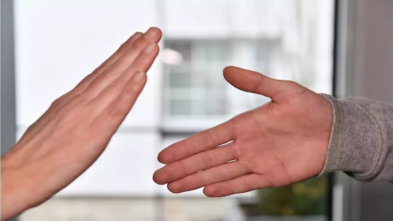 تفسير رؤية رفض المصافحة في المنام حسب تفسير ابن سيرين