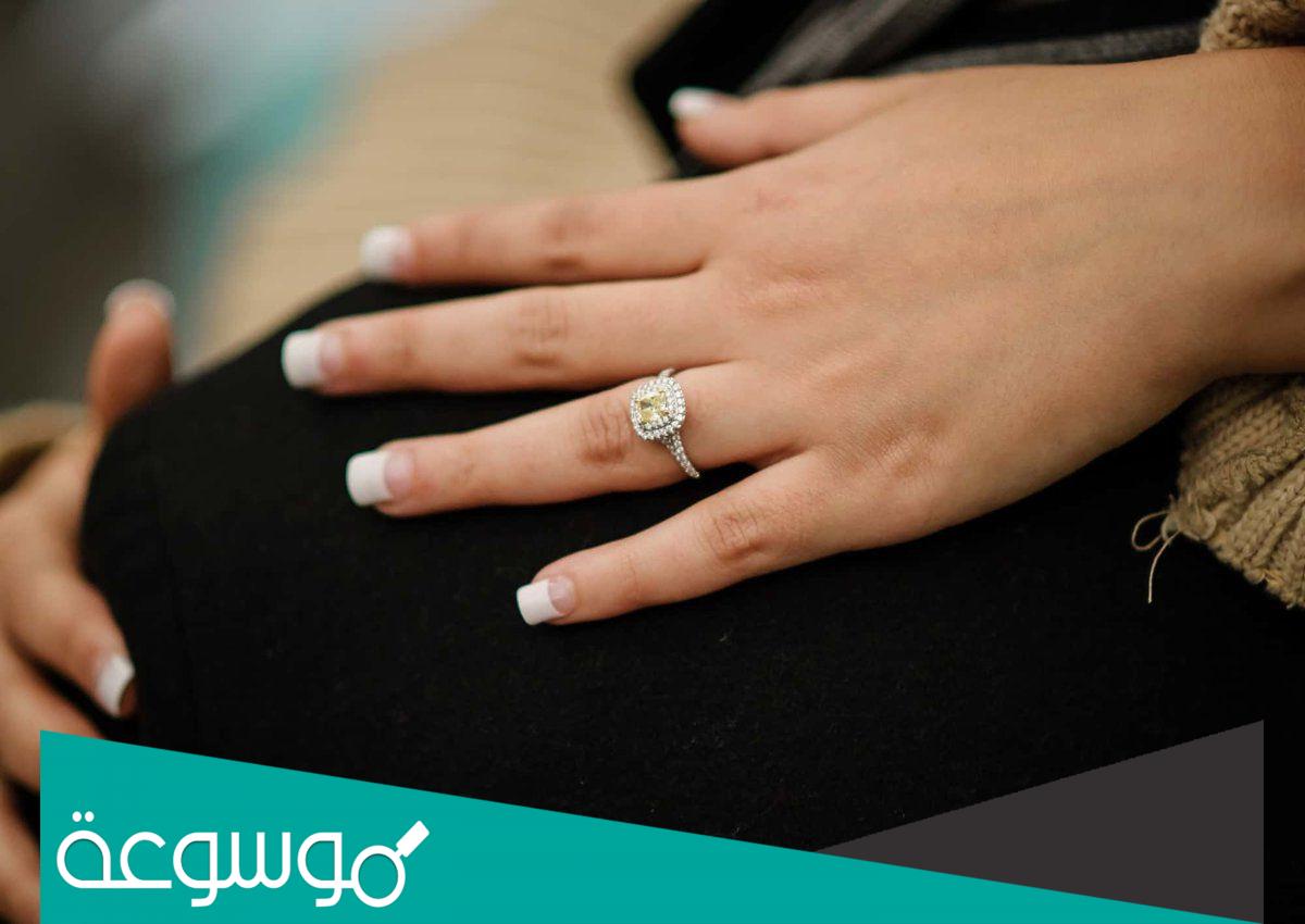 تفسير رؤية الحمل ولبس الخاتم في المنام للبنت العزباء والمتزوجة