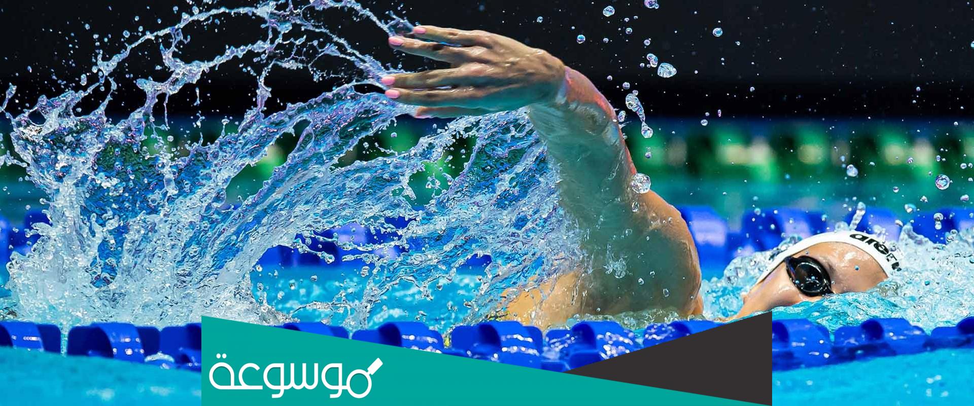 على نافذتك تتناثر قطرات المطر