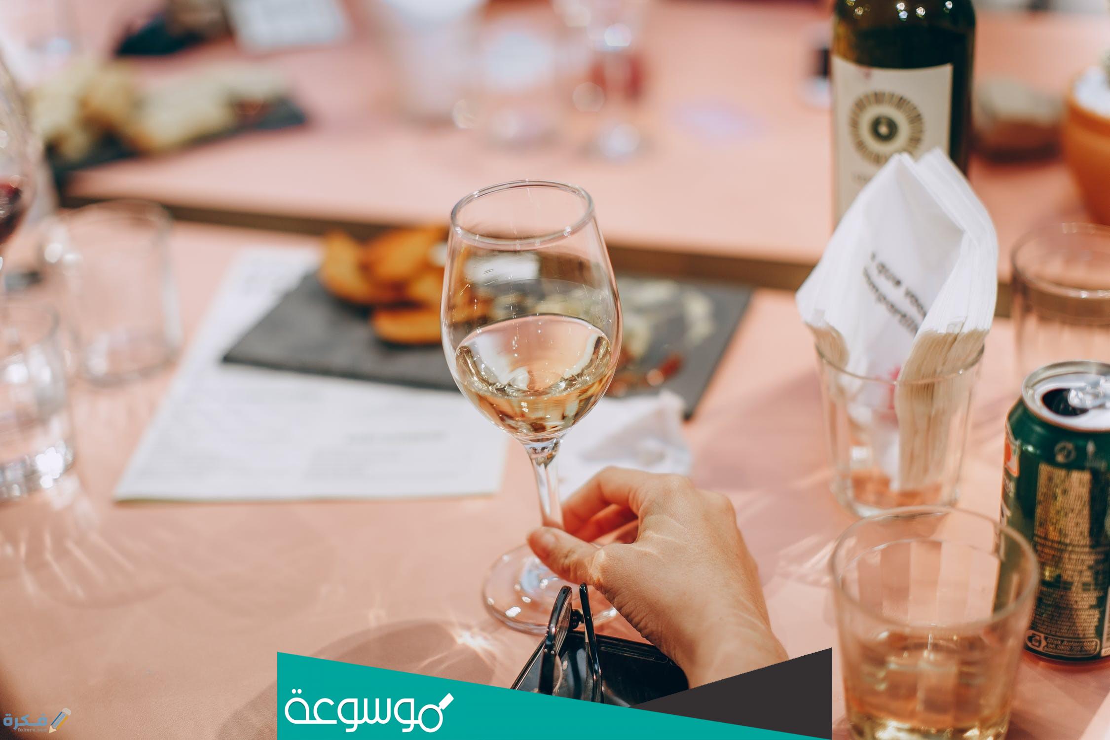 تفسير رؤية شرب الخمر ولم يسكر في المنام حسب تفسير ابن سيرين وابن شاهين