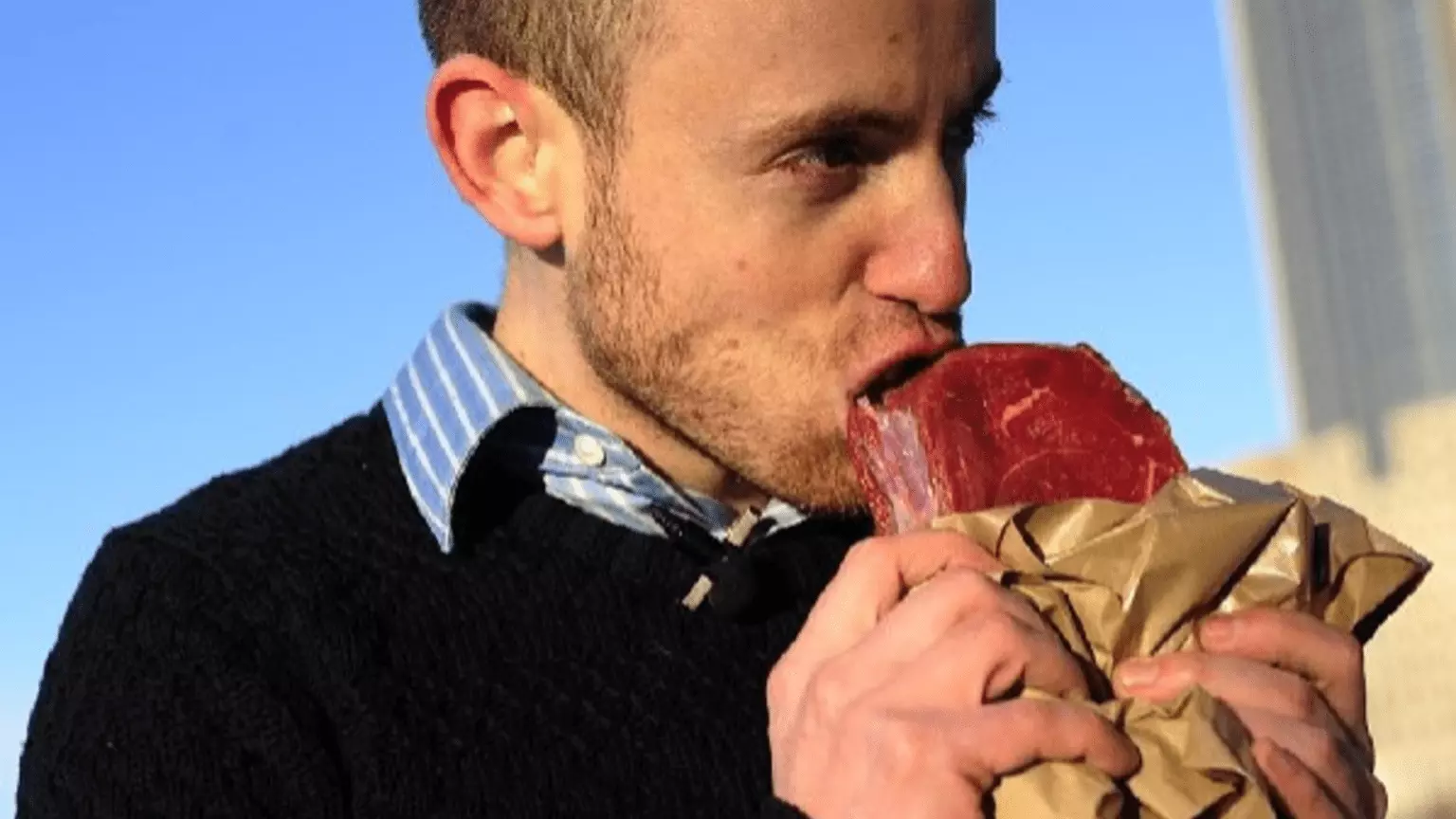 تفسير رؤية يأكل الأكل النيء في المنام حسب تفسير ابن سيرين