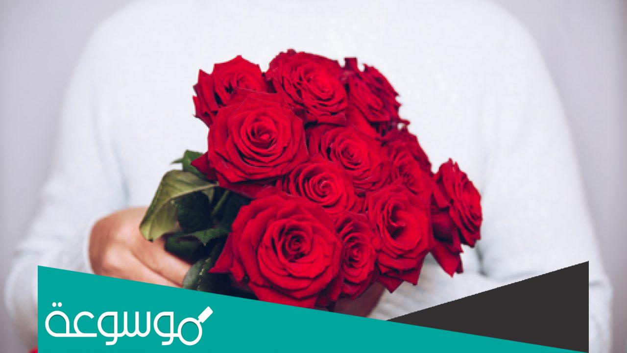تفسير رؤية اهداء الورد في المنام للعزباء والمتزوجة والحامل