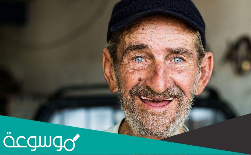 تفسير رؤية العجوز في المنام للعزباء تفسيرات مختلفة