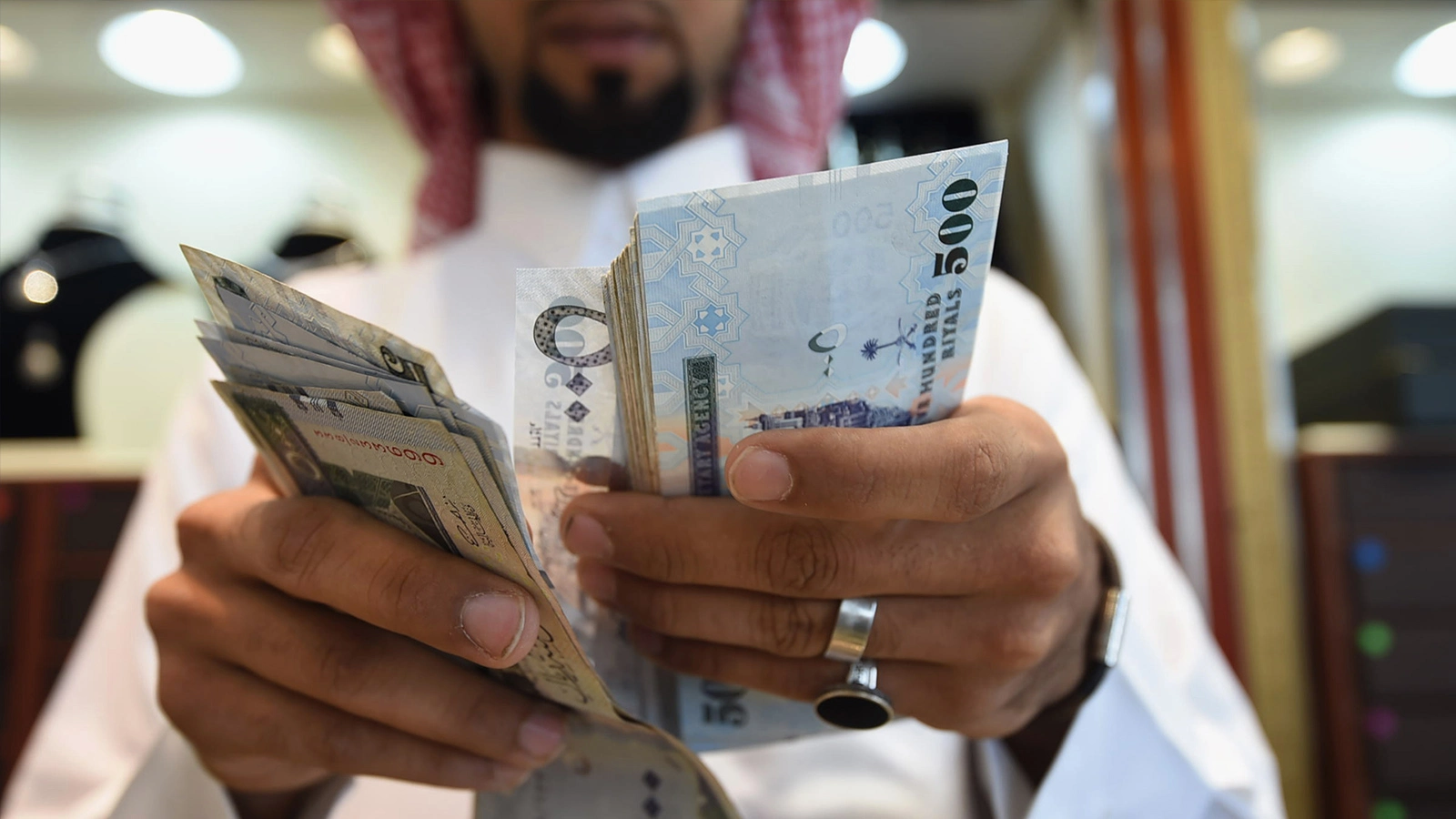 كم اقل راتب للسعودي