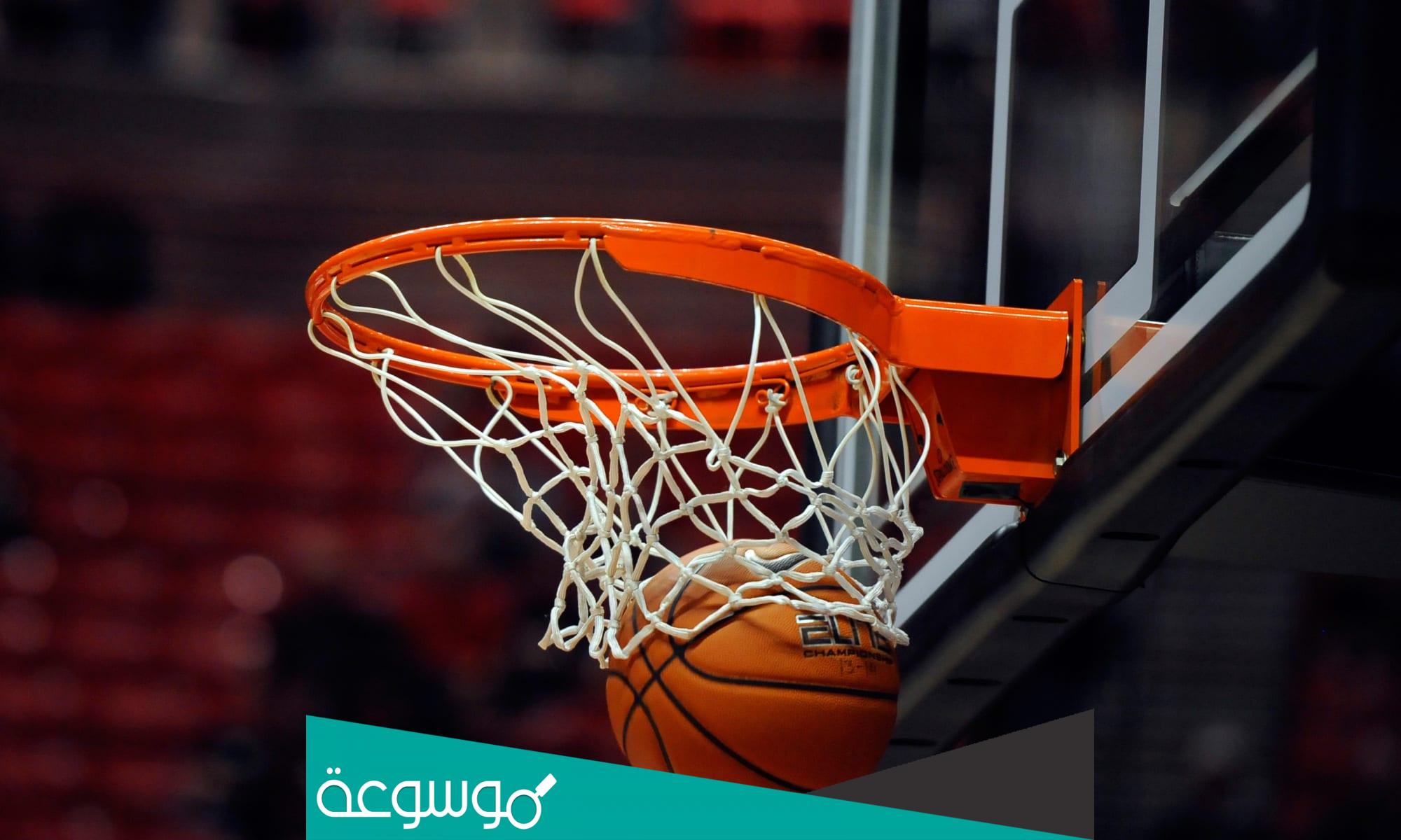 كم عدد اللاعبين في كرة السلة؟