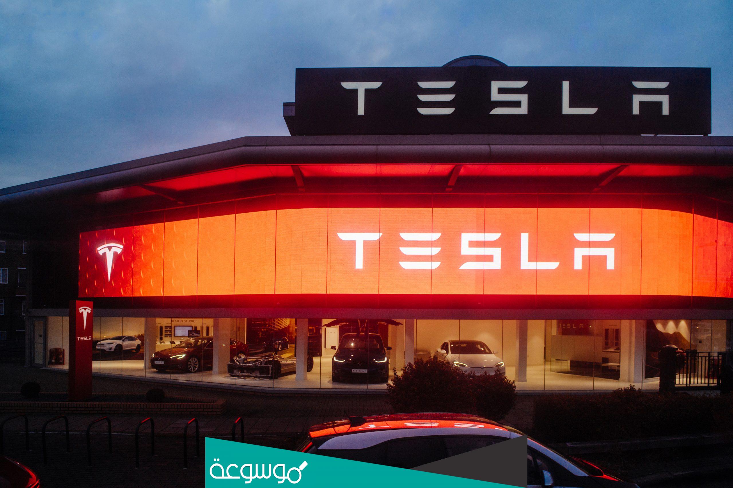 كم يبلغ سعر سهم تسلا 2022