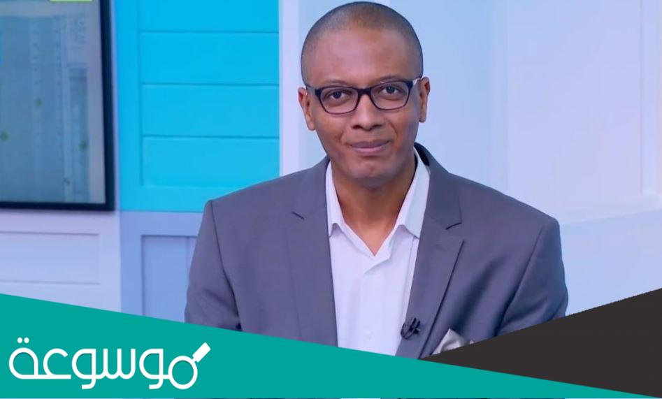 من هو خالد خلفاوي السيرة الذاتية، يعد خالد خلفاوي من أبرز الإعلاميين والصحفيين المعروفين في الوطن العربي والذي تصدر اسمه عناوين البحث في الفترة الأخيرة نظراً للقضايا والمواضيع التي يطرحها، أيضاً بعد القرار الخاص الذي اتخذه خالد في حياته وهو الانتقال من القناة التي كان يعمل بها إلى قناة العربي القطرية، وذلك بسبب بعض المشكلات التي عانى منها لعام ونصف العام، لتبدأ عمليات البحث عن السيرة الذاتية للمذيع خالد خلفاوي وهذا ما سنتطرق لمعرفته. خالد خلفاوي السيرة الذاتية خالد خلفاوي هو صحفي ومذيع جزائري معروف ولد في الجمهورية الجزائرية، نشأ في مسقط رأسه درس الإعلام في البلاد، بدأ حياته في تقديم النشرات الإخبارية وكان من أبرزها نشرة الثامنة على التلفزيون الجزائري، حيث اكتسب خبرة كبيرة جعلته يتطرق للحديث عن الكثير من القضايا المتنوعة التي يبثها عبر برنامجه، ويعد من أبرز الإعلاميين المعروفين في الجزائر. سبب رحيل خالد خلفاوي عن التلفزيون الجزائري كان السبب وراء رحيل المذيع البارز والشهير خالد خلفاوي عن التلفزيون الجزائري أنه تعرض خلال الفترة الماضية للتهميش الذي طاله في صمت وكان ذلك قبل عام ونصف العام وذلك حسب بعض القرارات الفوقية من بعض الأطراف، وبحسب ما اعلن زملائه فإن المذيع ومقدم البرامج الإخبارية خالد خلفاوي سيتوجه نحو قناة العربي القطرية التي سيخوض تجربة إعلامية جديدة مع هذه القناة المعروفة عربياً وعالمياً. استقالة خالد خلفاوي من التلفزيون الجزائري بعد اتخاذ الصحفي والمذيع الجزائري خالد خلفاوي قراره بالرحيل عن التلفزيون الجزائري، وسط تساؤلات كثيرة عن الأسباب التي دفعته للقيام بهذه الخطوة، أوضح أنه يرغب في الاستقالة من التلفزيون الجزائري والانتقال إلى قناة العربي القطرية بسبب تعرضه للتهميش الذي طالته خلال العام والنصف الماضي، وتحول التلفزيون إلى ساحة من الصراعات المختلفة داخل أورقته، وهذا الأمر قد أعلن عنه الصحفي سابقاً. وبذلك نكون قد تعرفنا على من هو خالد خلفاوي السيرة الذاتية وهو احد مقدمي البرامج الإخبارية الهادفة والهامة في التلفزيون الجزائري، حيث انتقل للقناة العربي القطرية بعد التهميش الذي تعرض له خلال العامين المنصرمين.