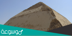 من هو صاحب الهرم المخربش ؟
