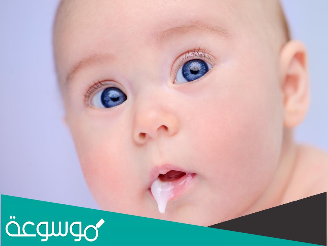 ما أسباب ارتجاع الحليب عند الرضع أثناء الرضاعة في الأشهر الأولى