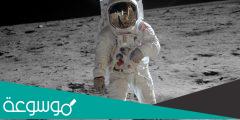 أول رائد فضاء هبط على سطح القمر