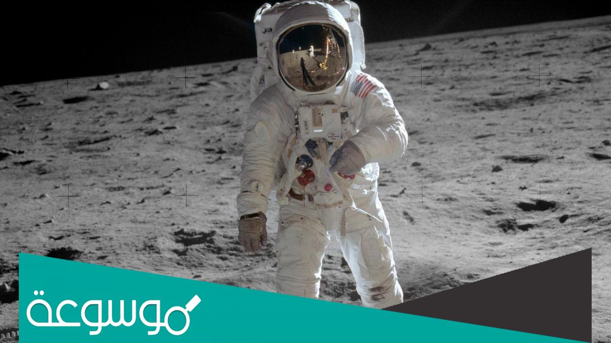 أول رائد فضاء هبط على سطح القمر