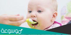 ما طريقة تغذية الرضع الصحية والسليمه حسب عمر الطفل