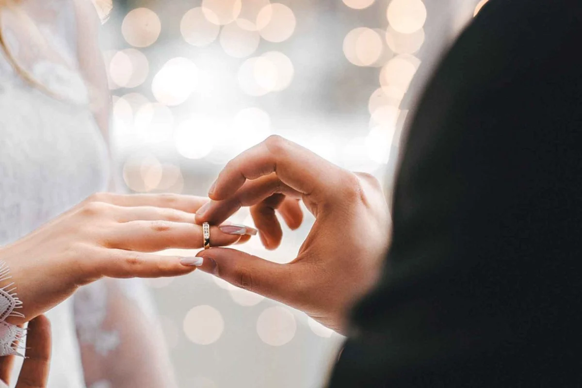 تفسير حلم خطوبة للعزباء