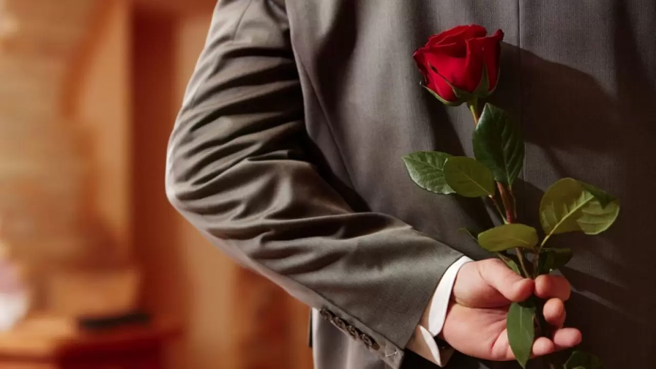 علامات الحب عند الرجل الكتوم وطرق التعامل معها