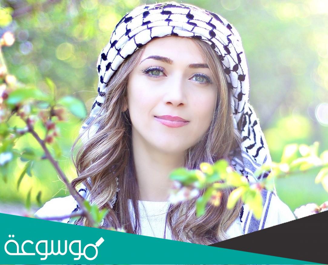 ما هي ديانة دلال أبو آمنة