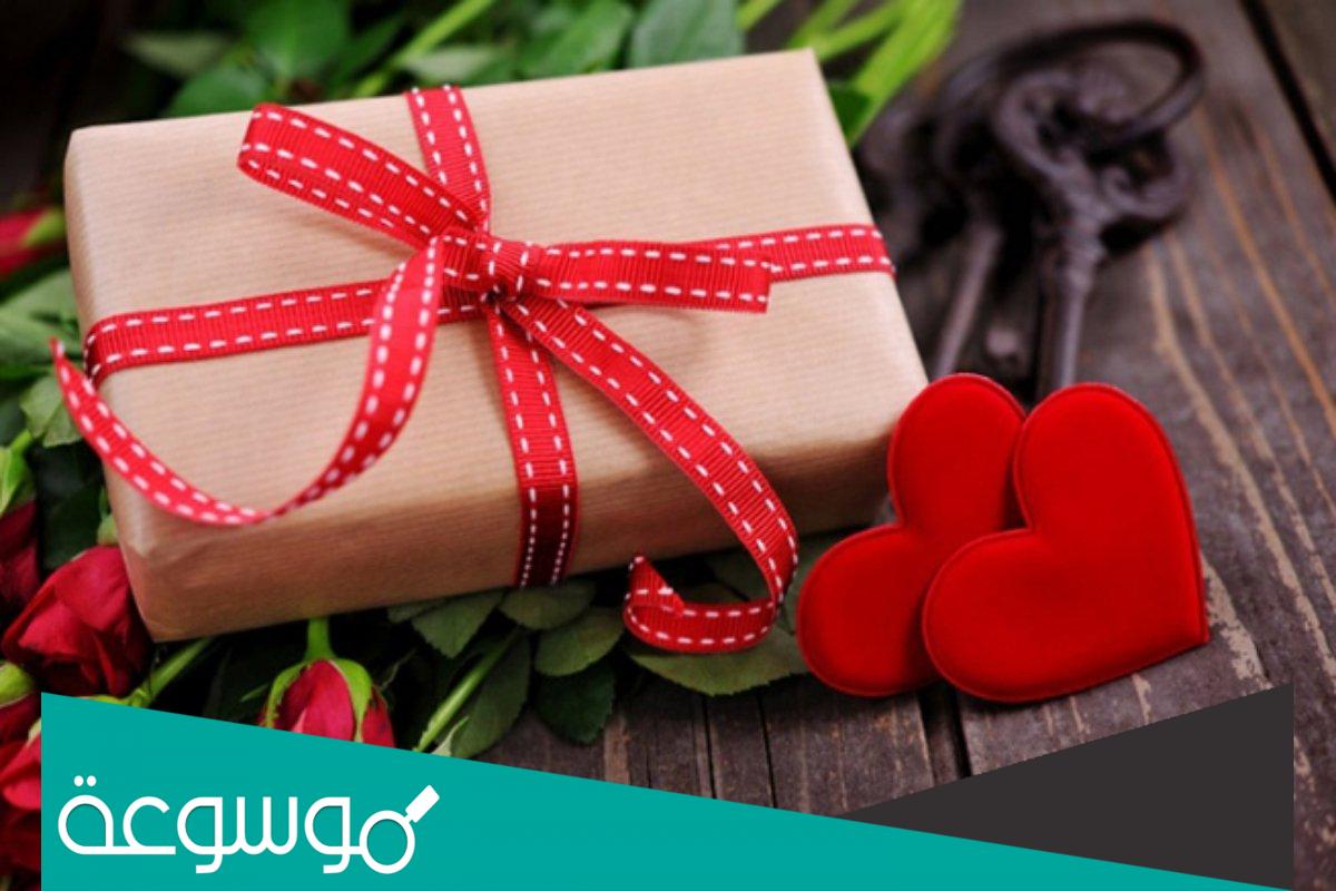 هل يجوز بيع وشراء الهدايا في عيد الحب