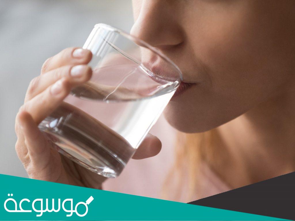تفسير حلم الميت يعطي ماء للحي في المنام