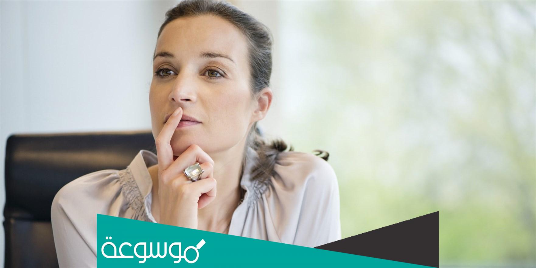 على ماذا يدل عض المرأة لشفتيها