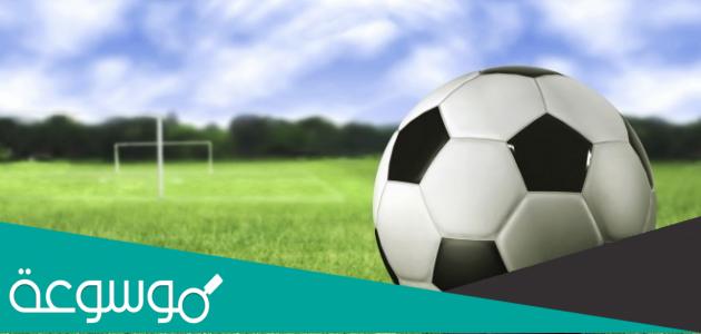 كم عدد لاعبي كرة القدم في الفريق الواحد