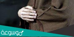 لماذا توضع اليد اليمنى على اليسرى في الصلاة